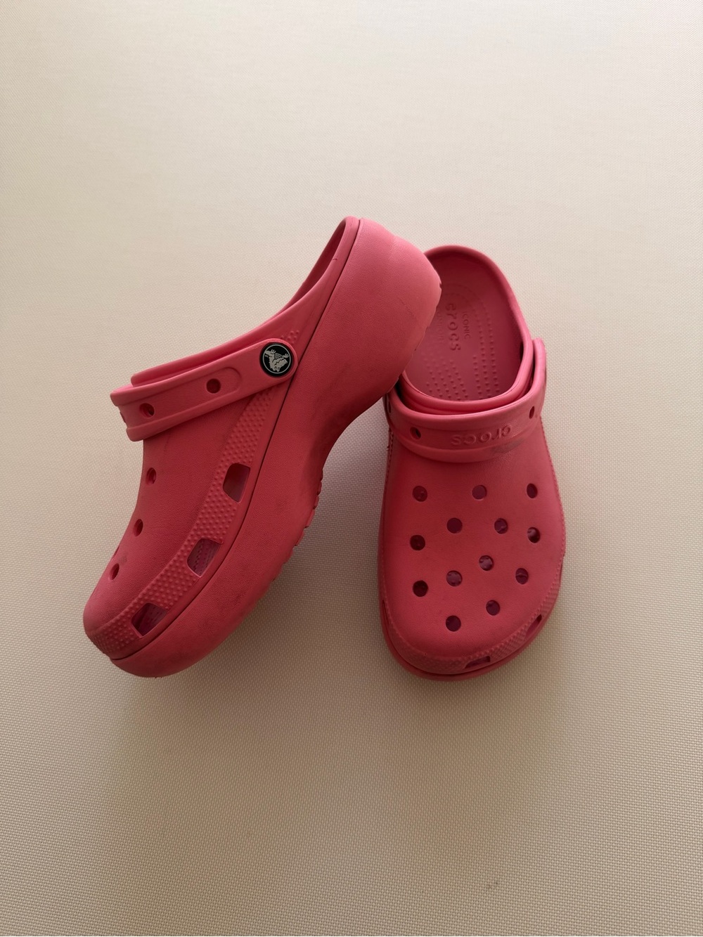 CROCS Classic Clog in Bright Pink